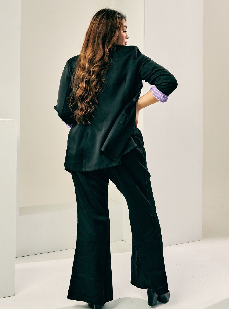 A woman dressed in Black Lapel Collar Oversized Blazer Set