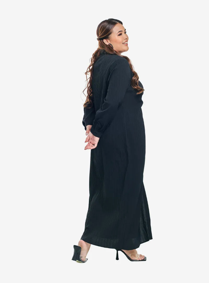 A woman dressed in Black Textured Blend Longline Ruched Shirt Dress