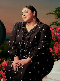 A woman dressed in Black Tun Anisah Kebaya Kurung