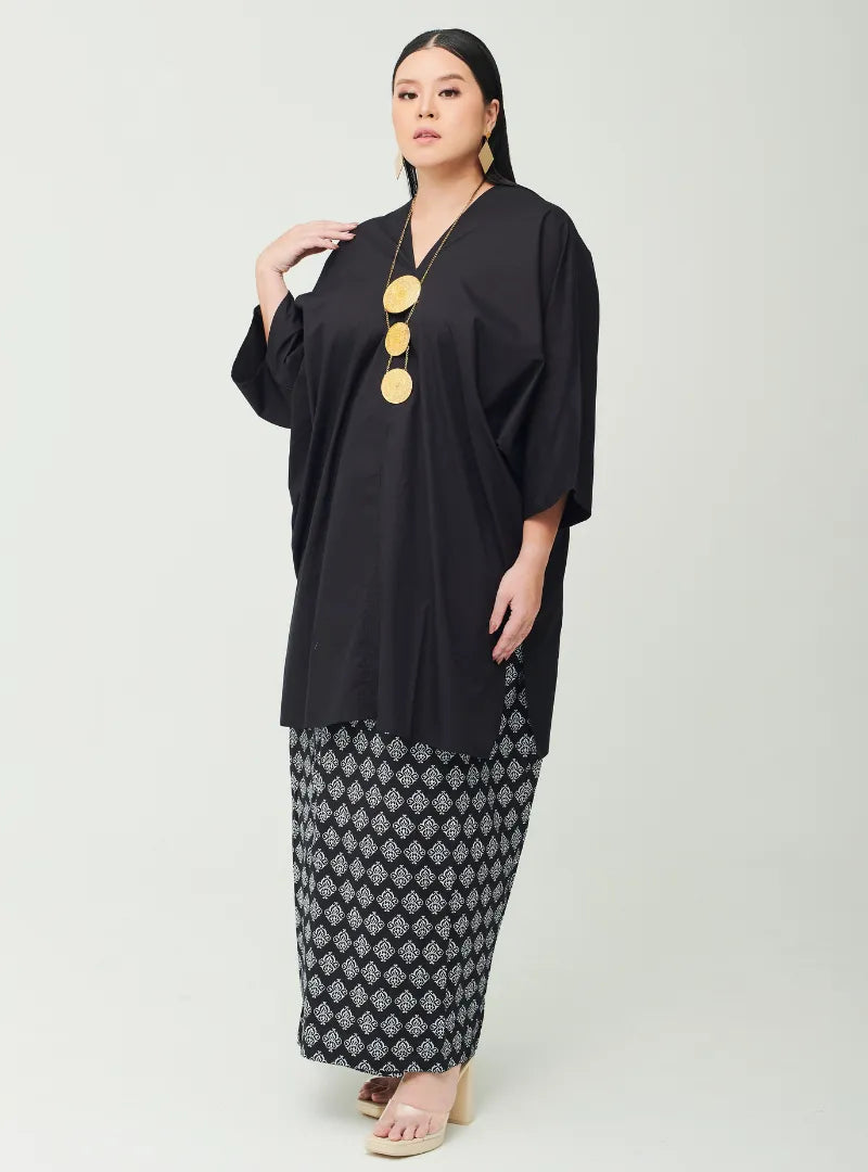 A woman dressed in Black Tun Faridah Kaftan Top