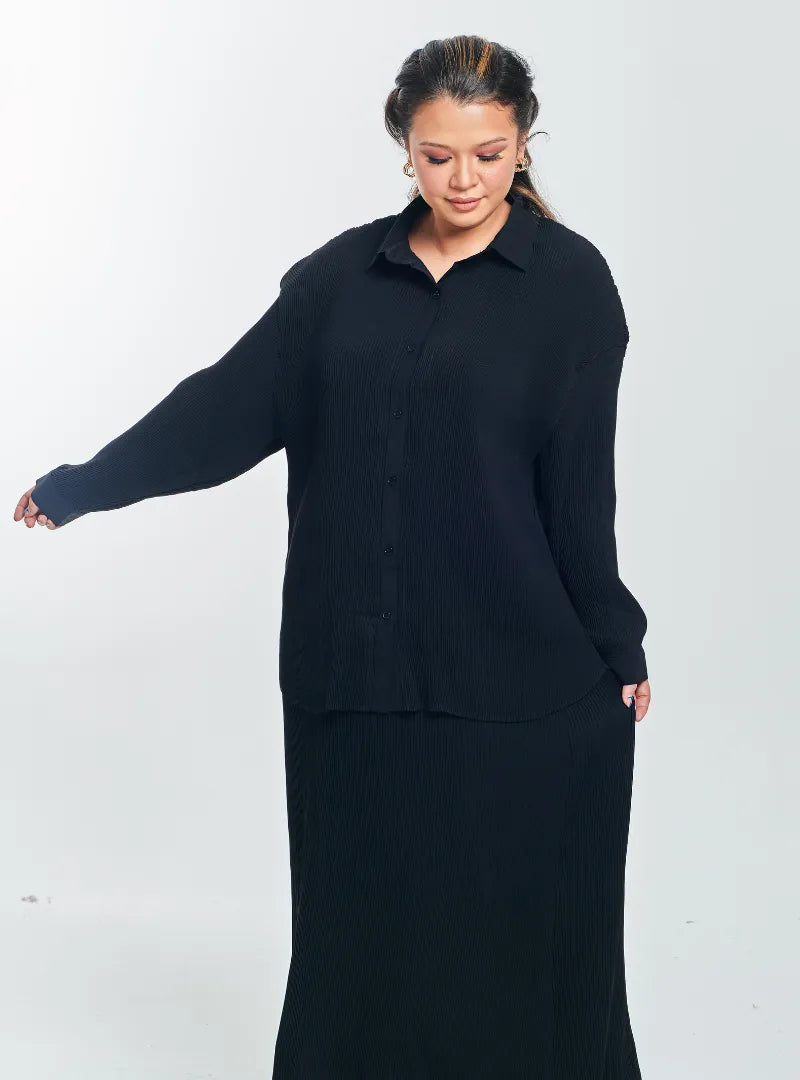 A woman wearing in Black Tun Izzah Pleated Skirt