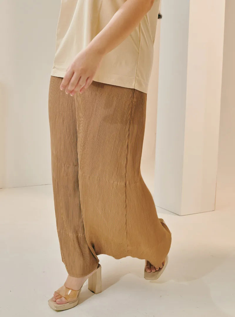 A woman wearing in Coffee Tun Izzah Pleated Skirt