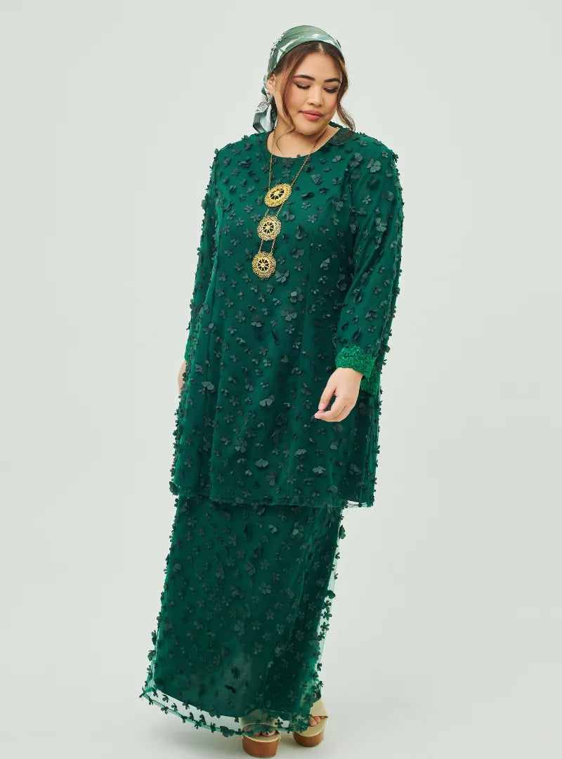 A woman dressed in Emerald Green Tun Sharifah Lace Kurung