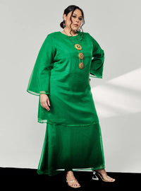 A woman dressed in Emerald Green Tun Sharimah Organza Kurung