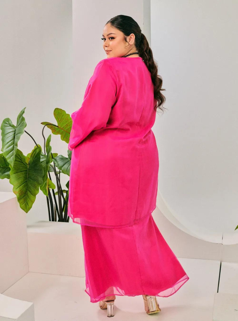 A woman dressed in Hot Pink Tun Sharimah Organza Kurung