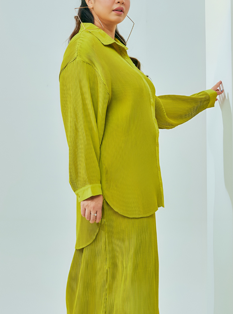 A Women Wearing Izzah Pleated SET 