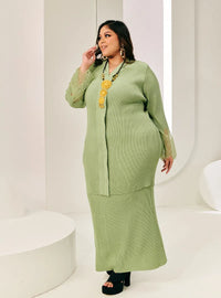 A woman dressed in Mint Green Tun Jamilah Pletated Kebarung