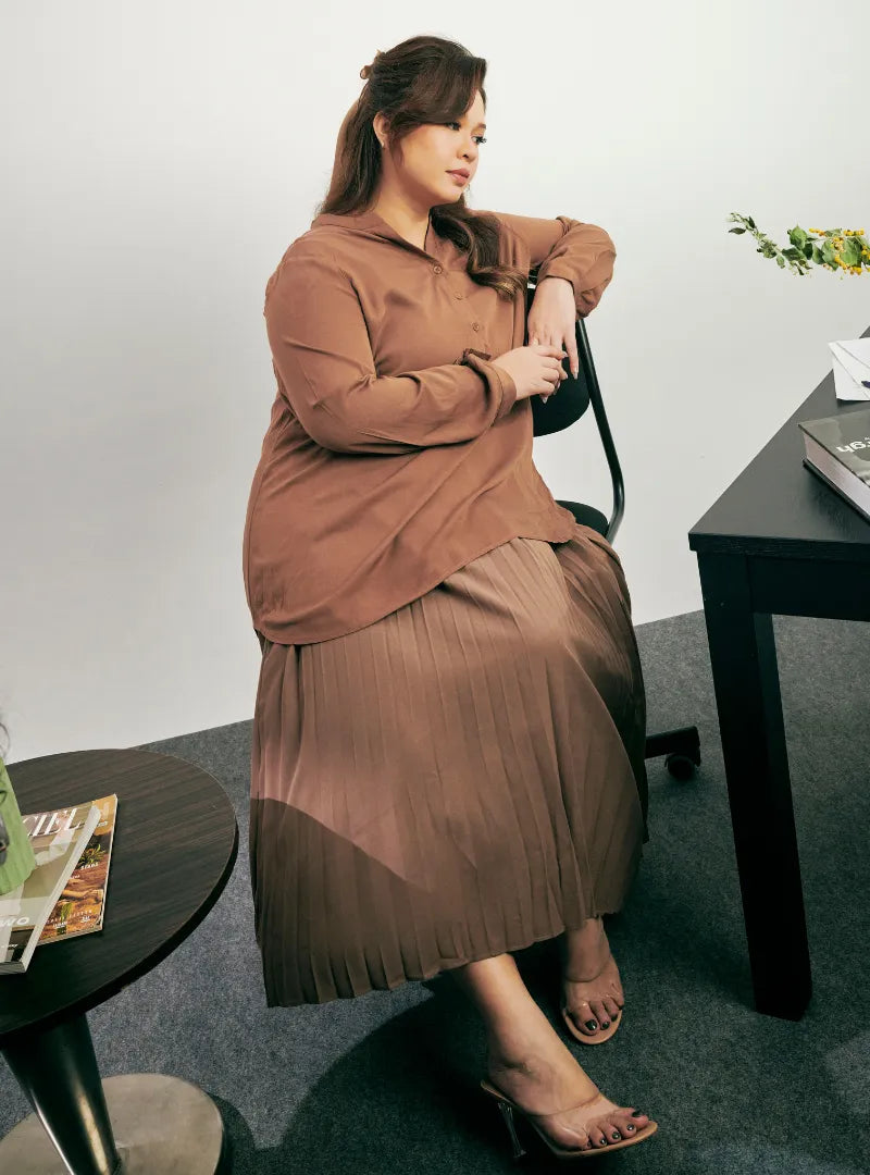 A woman dressed in Mocha Jolin Mandarin Collar Shirt