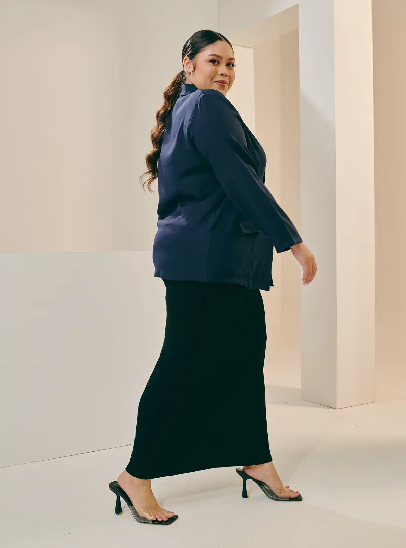 A woman dressed in Navy Lapel Collar Oversized Blazer