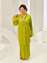 A woman dressed in Neon Green Tun Jamilah Pletated Kebarung