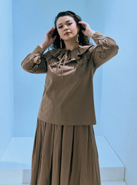 A woman dressed in Nude Haness Ruffles Collar Cotton Set