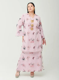 A woman dressed in Pink Lilac Tun Zahira Naabi Lace Kurung