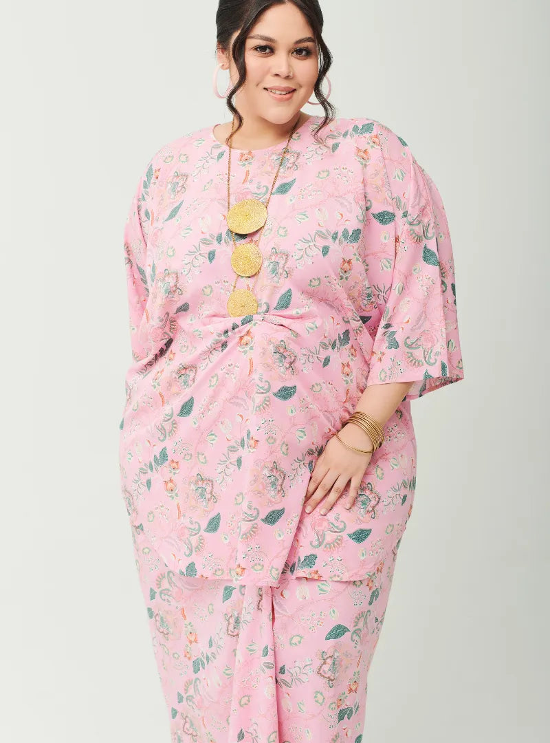 A woman dressed in Pink Ranting The Vintage Opah Kurung