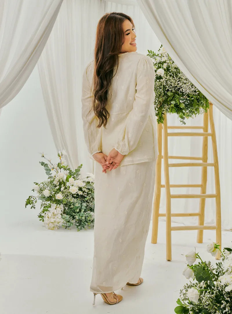  A woman dressed in Sand Tun Anisah Kebaya Kurung