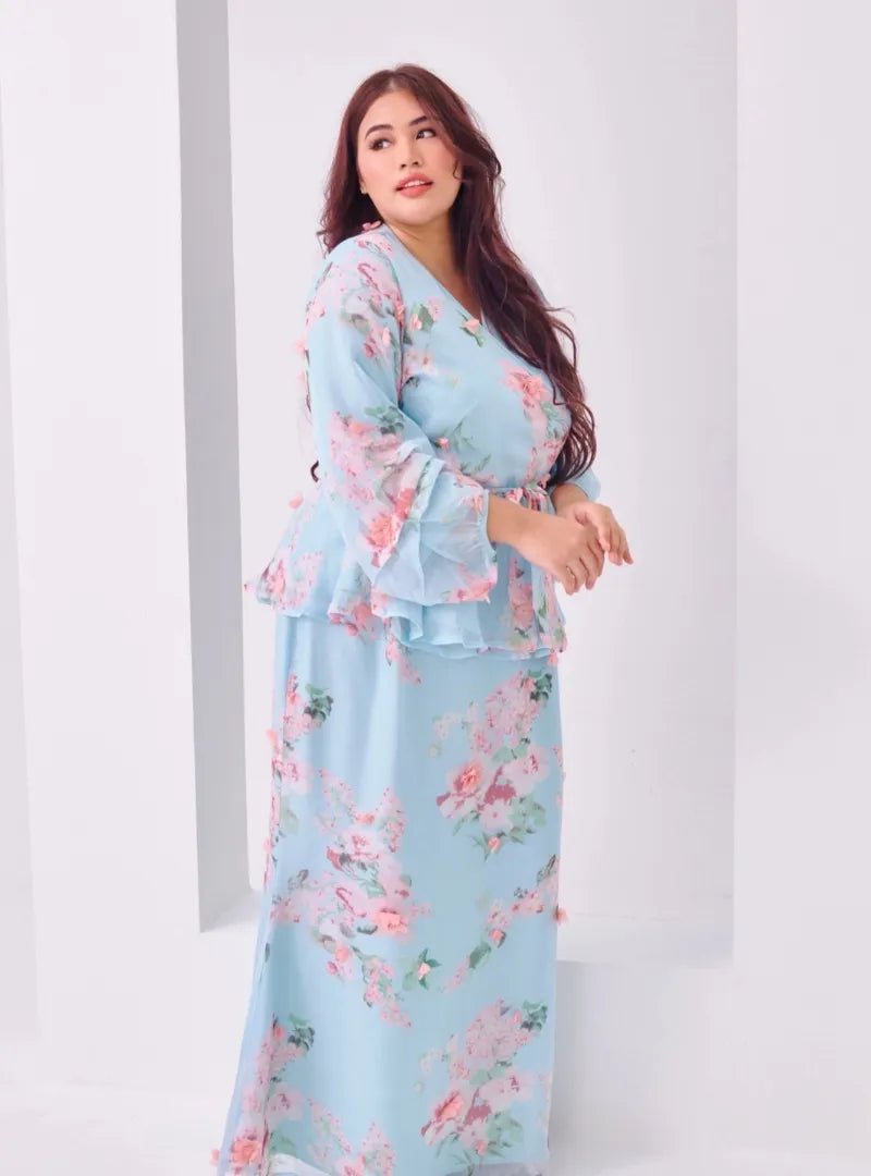 A woman dressed in Tifanny Tun Hamidah Chiffon Wrap Kurung