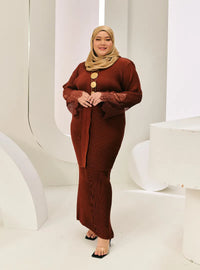 A woman dressed in Walnut Tun Jamilah Pletated Kebarung