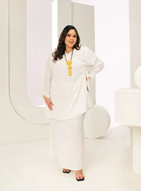 A woman dressed in White Tun Malika Feather Wrap Kurung